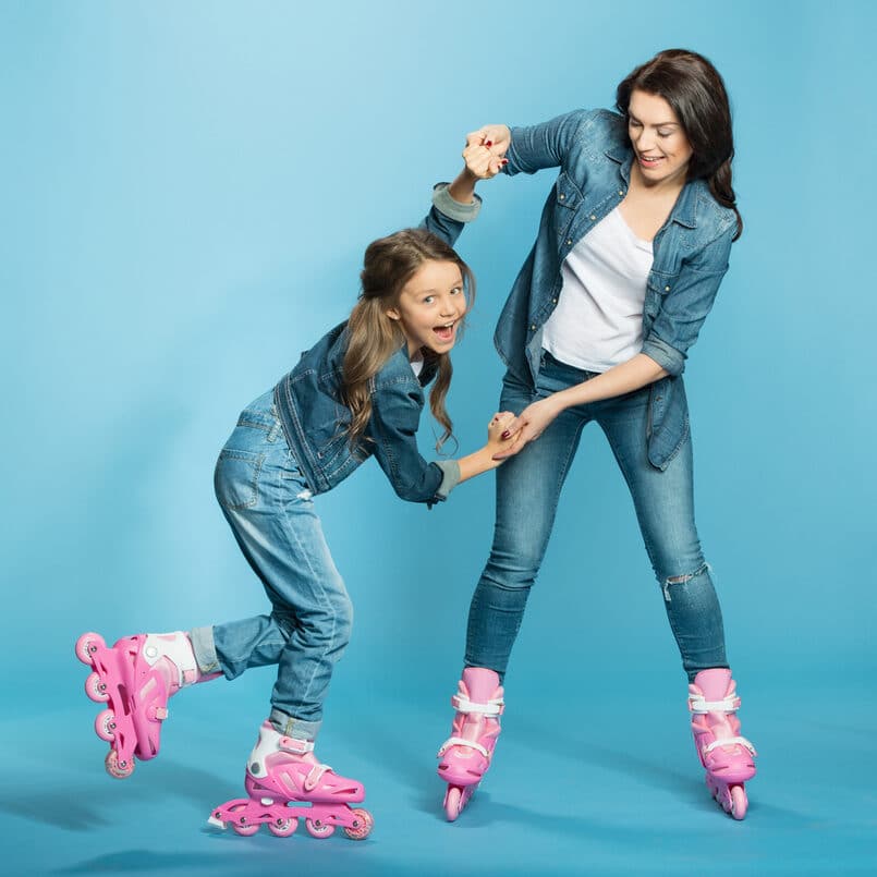 Mother,And,Daughter,In,Roller,Skates,Having,Fun,In,Studio